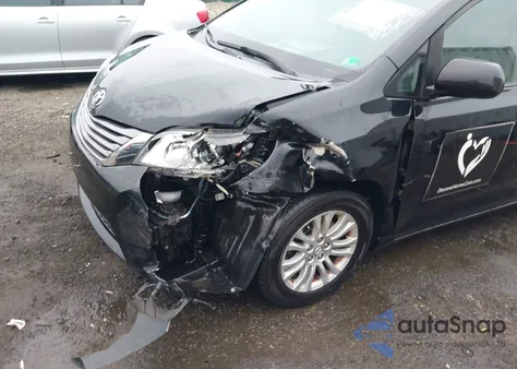 2015 Toyota Sienna Xle Premium 8 Passenger z USA, uszkodzony, nr VIN 5TDYK3DC8FS640224